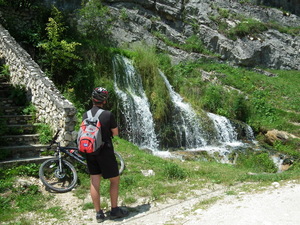 Hebe Bild 8 entlang der Bikemap-Route "Dambovicioara - August 2015" hervor