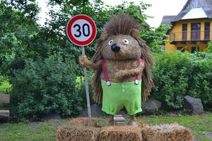 Hebe Bild 9 entlang der Bikemap-Route "Strohfiguren-Route der Probsteier Korntage 2015" hervor