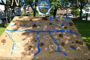 Hebe Bild 16 entlang der Bikemap-Route "Strohfiguren-Route der Probsteier Korntage 2015" hervor