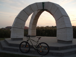 Hebe Bild 3 entlang der Bikemap-Route "Ceglédbercel-Budai út-Cegléd-Csemő-Hantháza-Pusztavacs-Dánszentmiklós-Albertirsa-Bercelcity" hervor