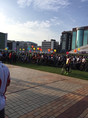 Hebe Bild 1 entlang der Bikemap-Route "Riadah Berbasikal Keputeraan 2016" hervor