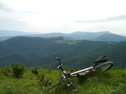 Hebe Bild 1 entlang der Bikemap-Route "Donji Vakuf-Bugojno-Koprivnica-Vrana-Kupres-Ajvatovica-Prusac Donji Vakuf" hervor