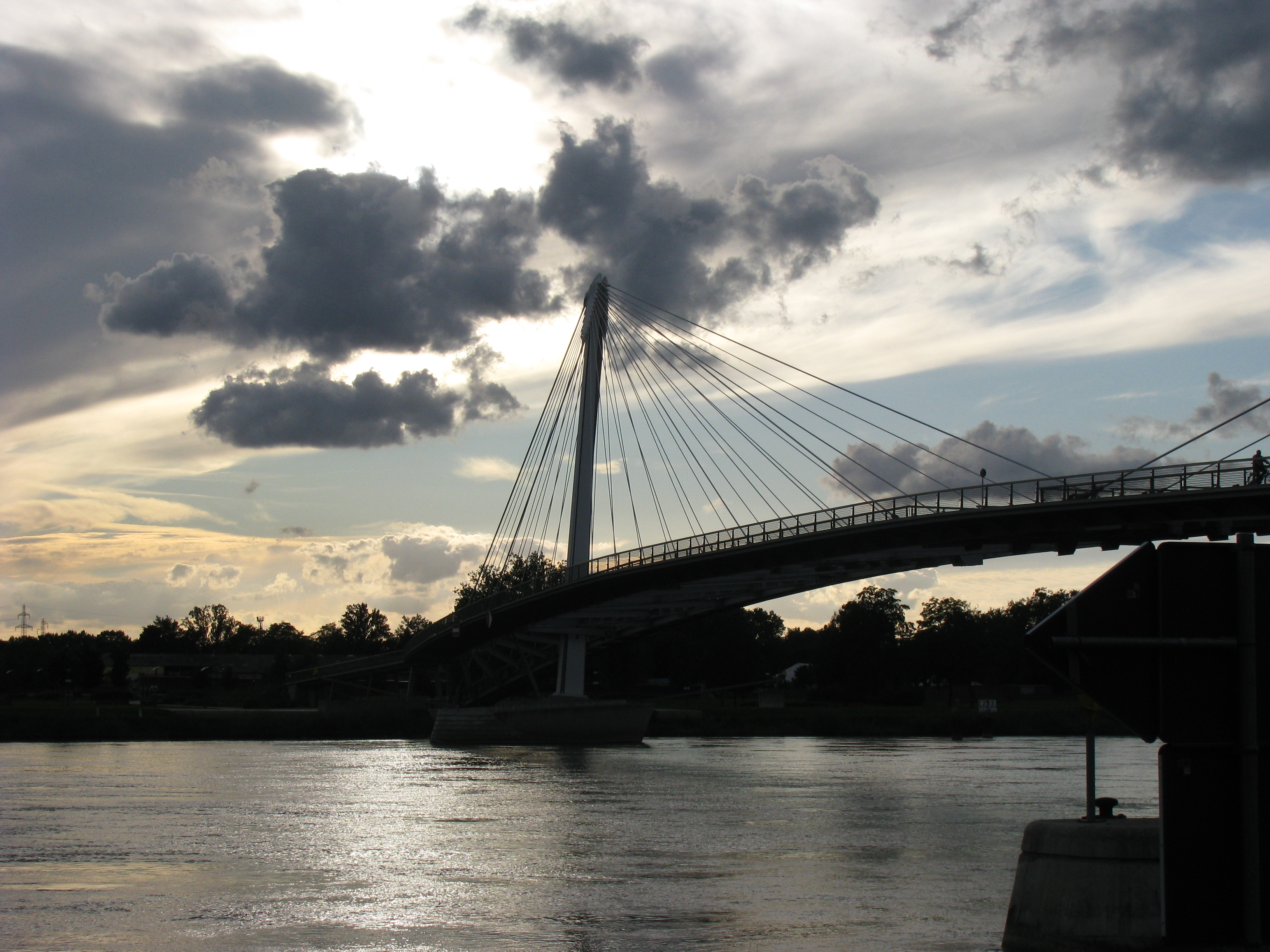 Hebe Bild 6 entlang der Bikemap-Route "Radtour Rhein Elsass und Baden" hervor