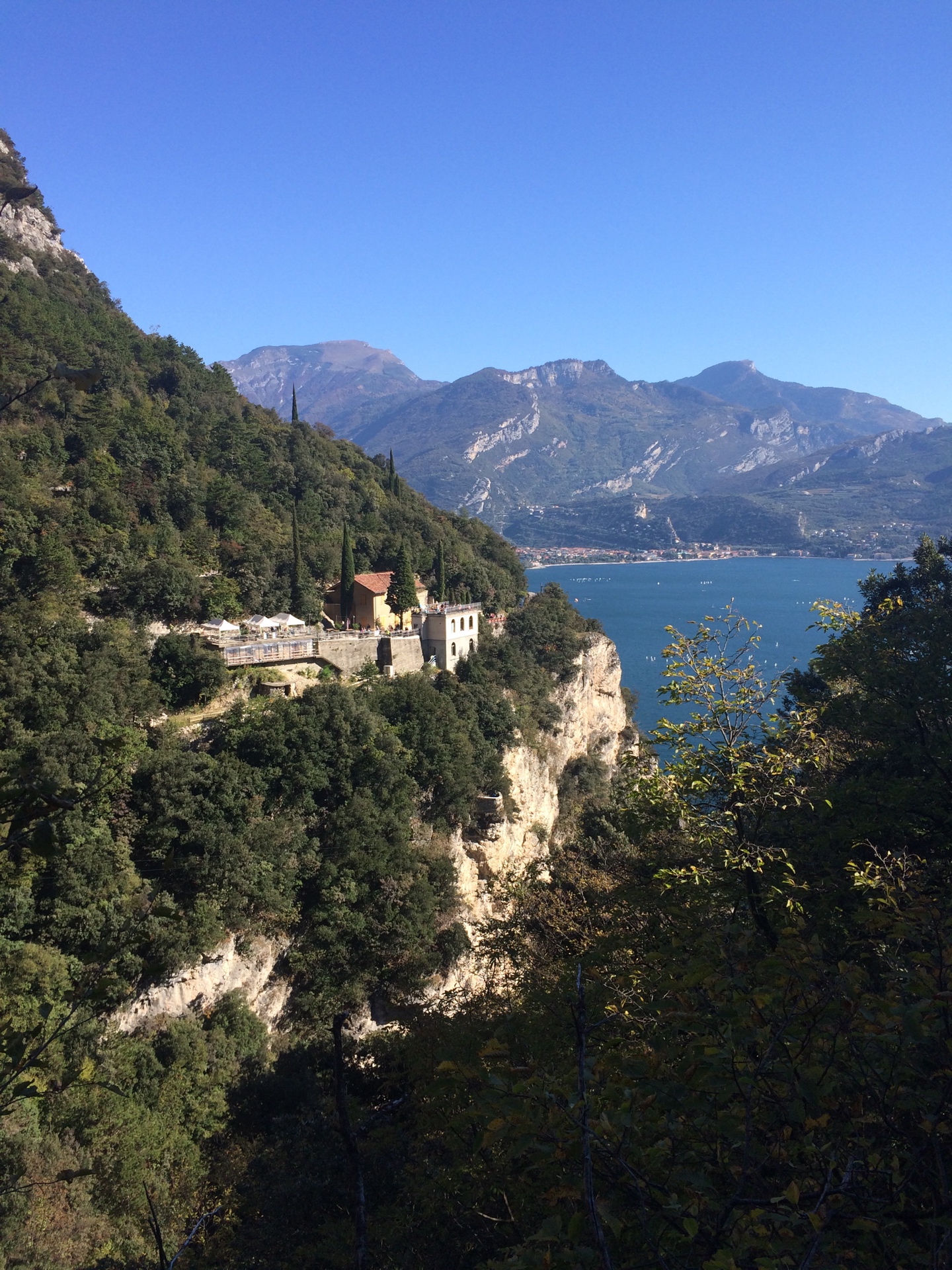 Hebe Bild 3 entlang der Bikemap-Route "Ausfahrt von Riva del Garda nach Nago-Torbole (Naag-Turbel)" hervor