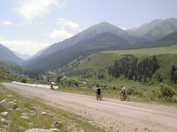 Hebe Bild 1 entlang der Bikemap-Route "Karakol-Enilchek-Helipad Khan Tengri" hervor
