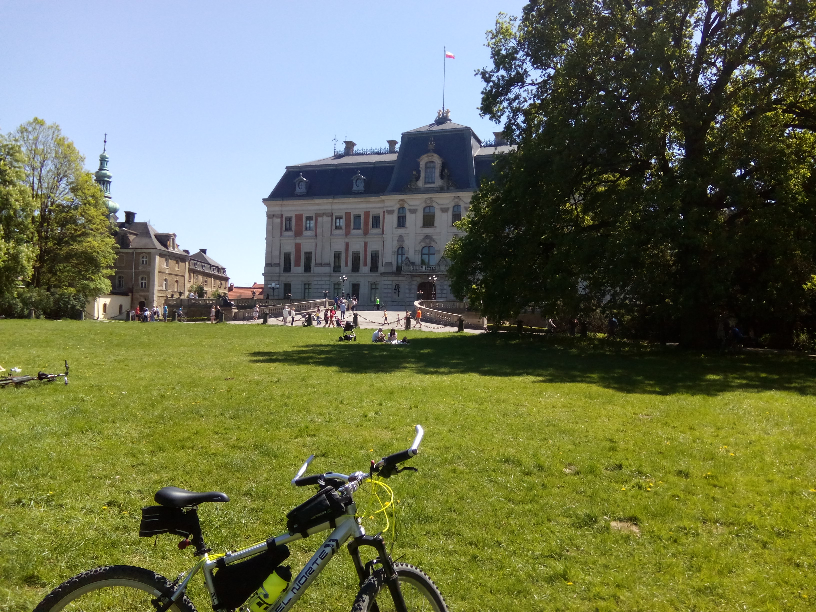 Hebe Bild 4 entlang der Bikemap-Route "2018/10 Palast und Schlosspark in Pless Ducal Palace in Pszczyna" hervor Hebe Bild 4 entlang der Bikemap-Route "2018/10 Palast und Schlosspark in Pless Ducal Palace in Pszczyna" hervor