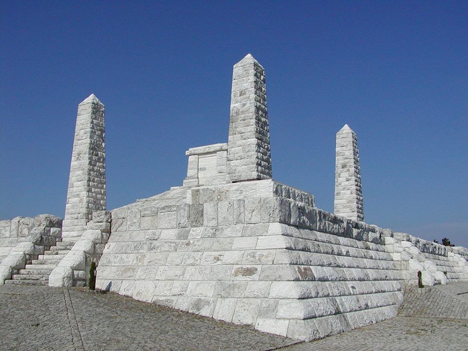 Vrchol č. 7 - Mohyla Bradlo