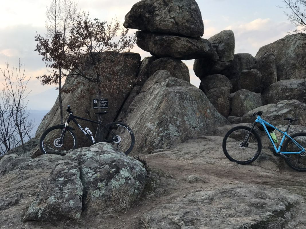 Розово Мегалит