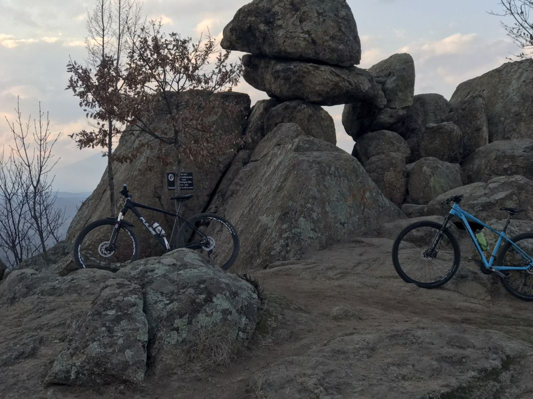 Розово Мегалит