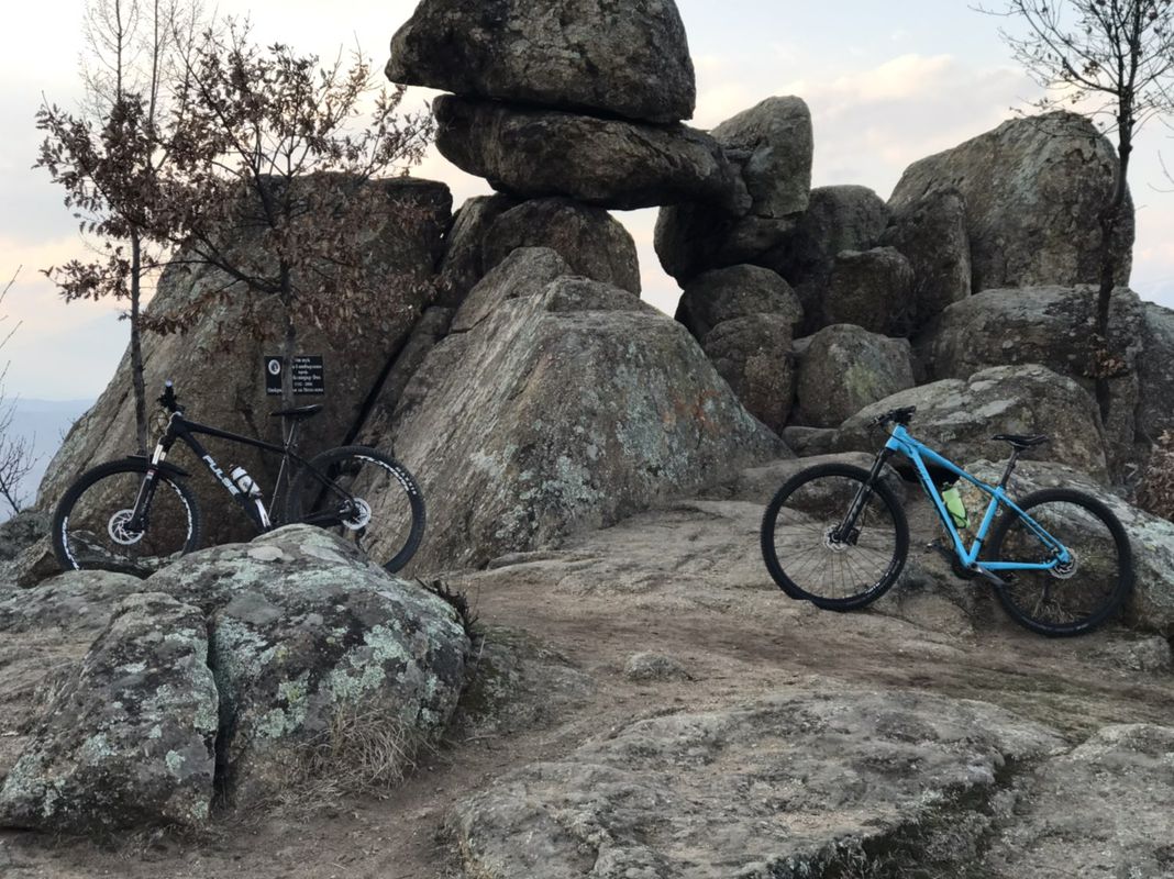 Розово Мегалит