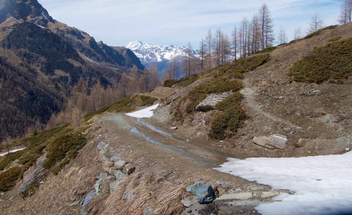 Druges paved and gravel to Lago Layet