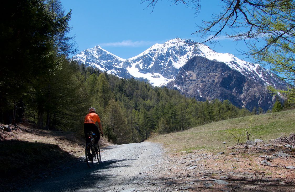 Druges paved and gravel to Lago Layet