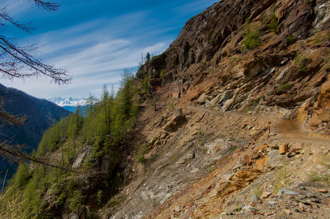 Druges paved and gravel to Lago Layet