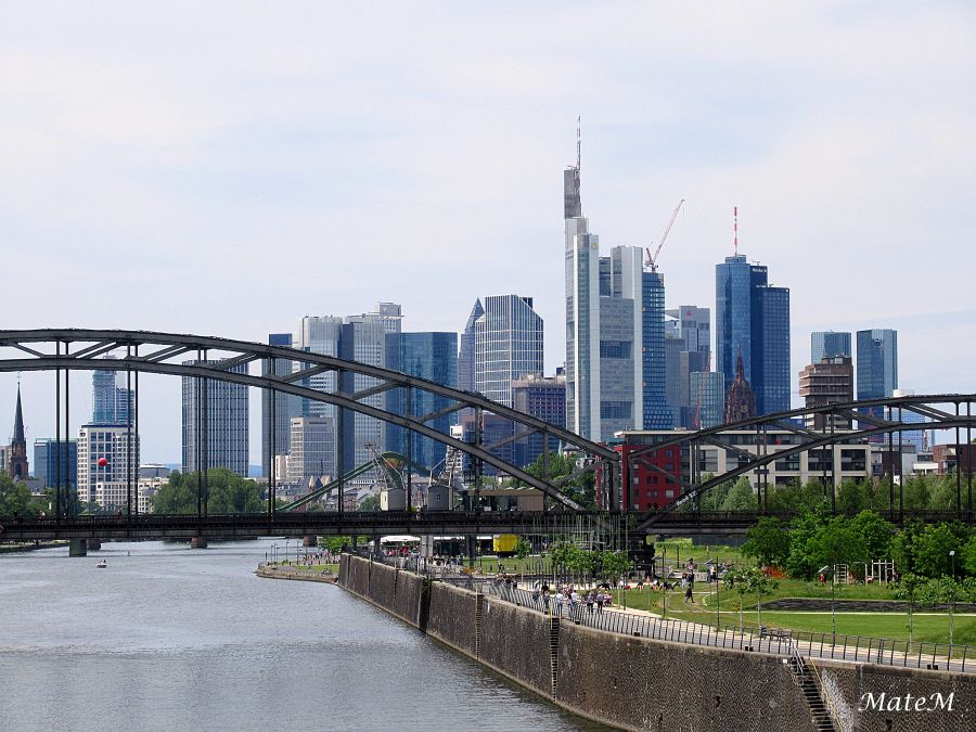 Hebe Bild 13 entlang der Bikemap-Route "2019 Frankfurt am Main" hervor