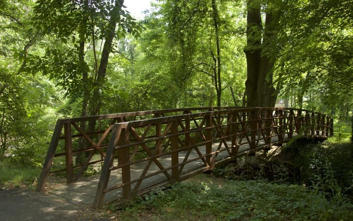 Hebe Bild 11 entlang der Bikemap-Route "Historic Homes and Urban Nature Trails Ride" hervor