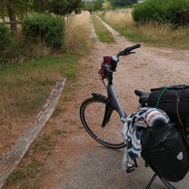 v33 does not exist. rode to overgrown two lane track. no signage. The Seine bike route is a big con on the world by the French government.