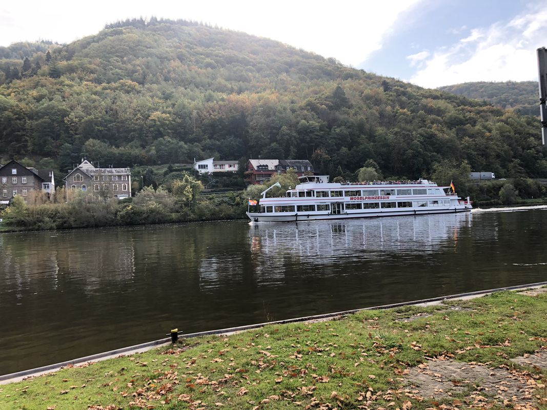 Gerade Fahrt in Graach an der Mosel