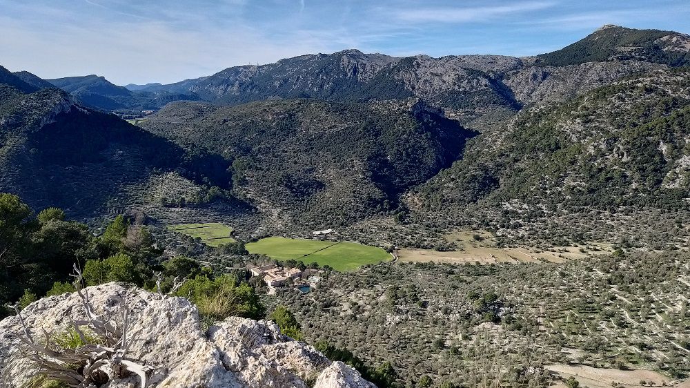 Mallorca a peu: cim i volta al puig de sant Miquel (Alaró)