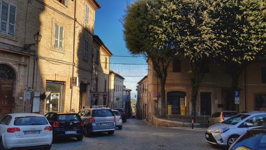 Nach Civitanova Alta, Macerata, Italien