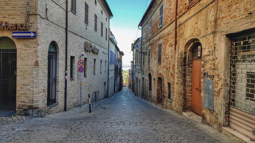 Nach Civitanova Alta, Macerata, Italien