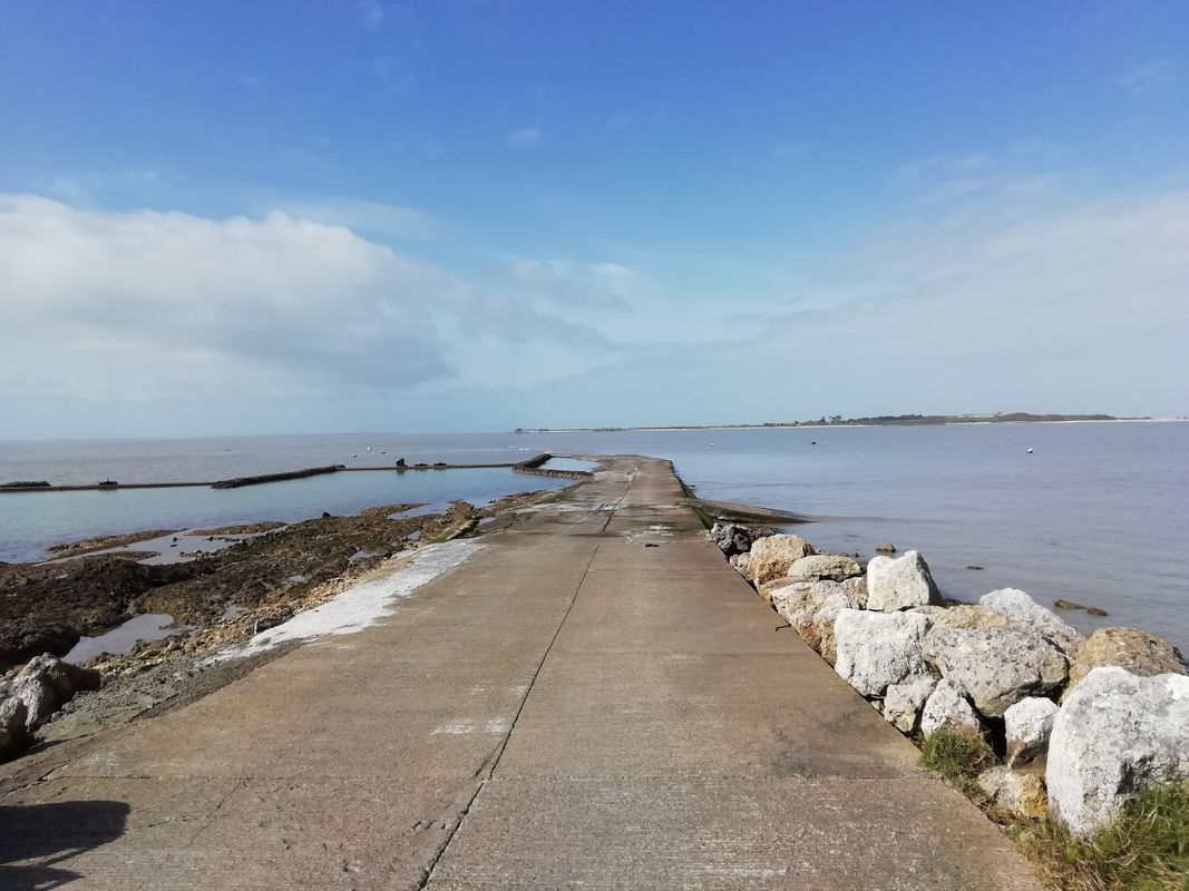 Itinéraire touristique, vue sur les ponts de tonnay Charente, transbordeur et martrou. vue sur l'île madame, la cité de brouage, le bord de mer. tout simplement