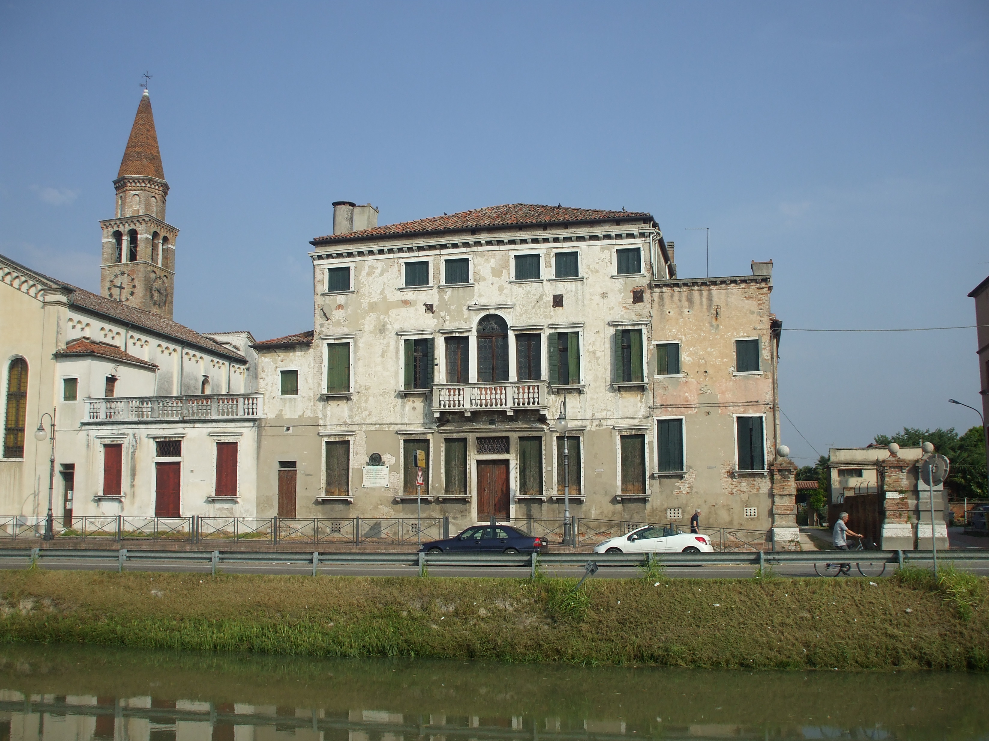 Hebe Bild 16 entlang der Bikemap-Route "5. Archeologia industriale in Riviera del Brenta" hervor
