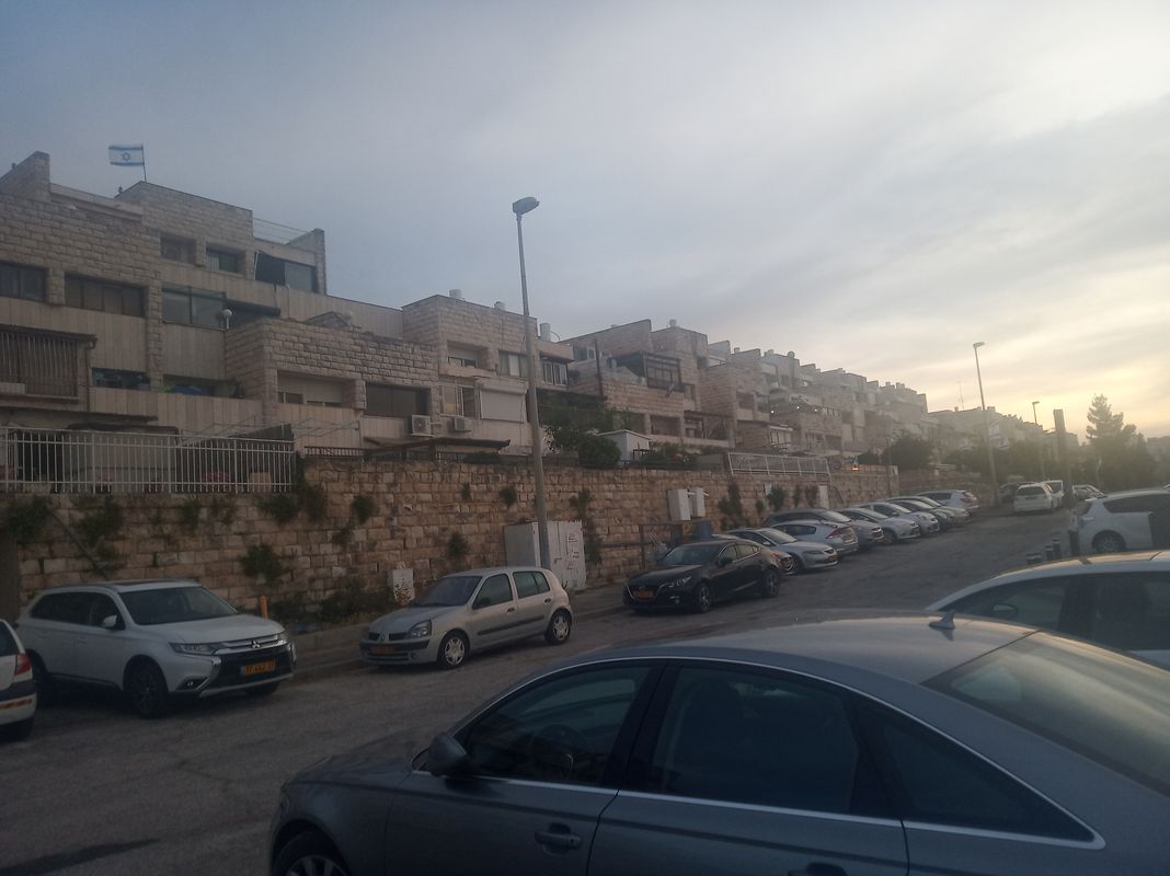 От Moshe Yustman Street 8, Jerusalem до Moshe Yustman Street 6, Jerusalem