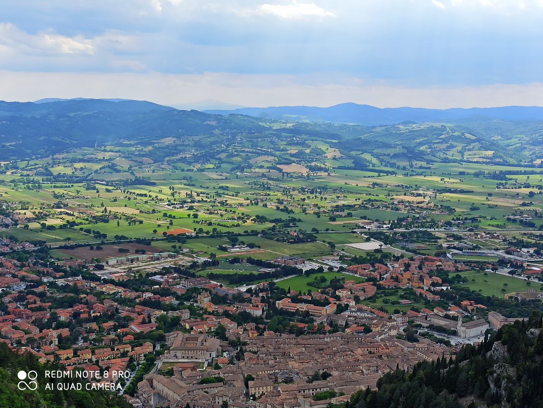 Da Via Vittorina 18, Gubbio a Via della Piaggiola 188, Gubbio