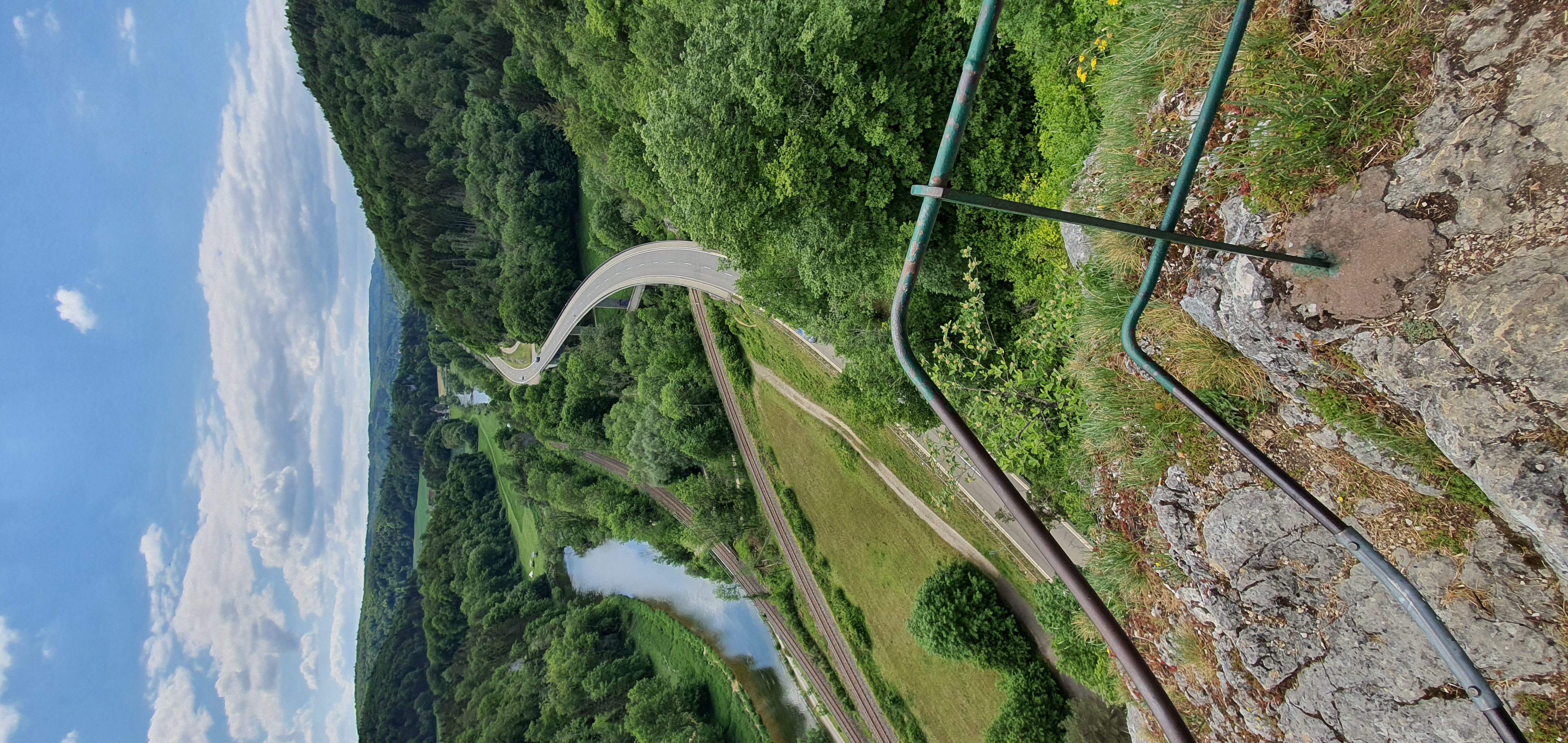 Mengen - Gespaltener Felsen - Ruine gebrochen Gutenstein - Mengen
