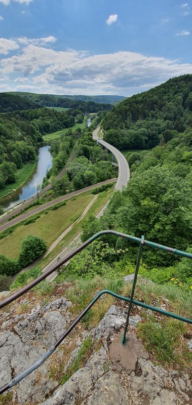 Mengen - Gespaltener Felsen - Ruine gebrochen Gutenstein - Mengen