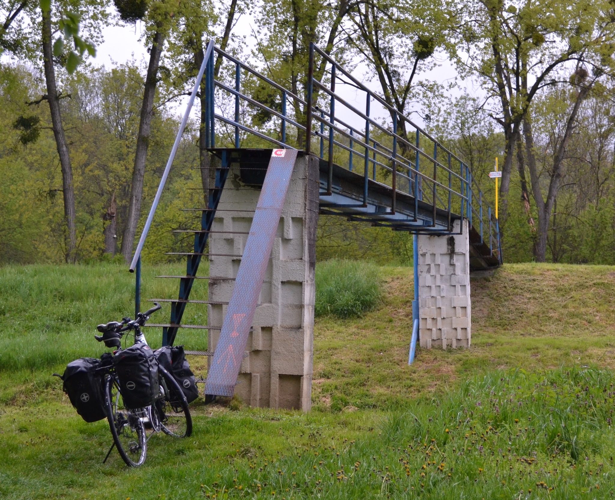 Hebe Bild 1 entlang der Bikemap-Route "Wien-Hamburg 02/10: Gajary (SVK) - Vrbovec (bei Znojmo) (CZE)" hervor