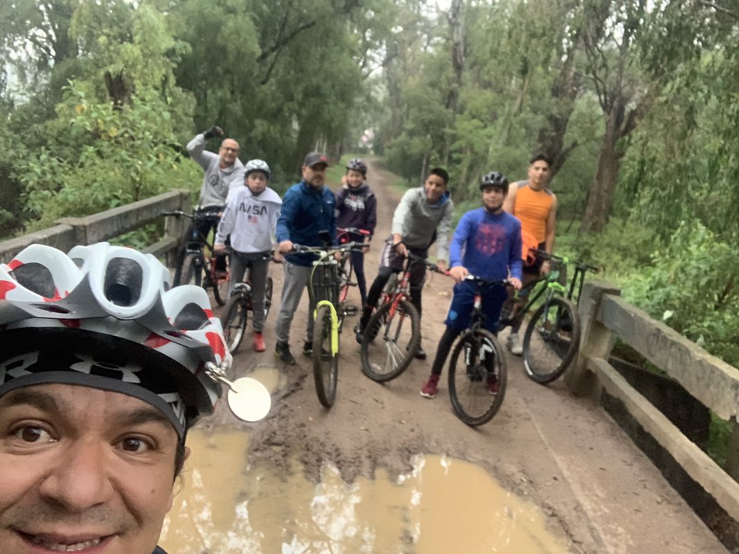 Across Border line 👨🏽‍🦼🚵