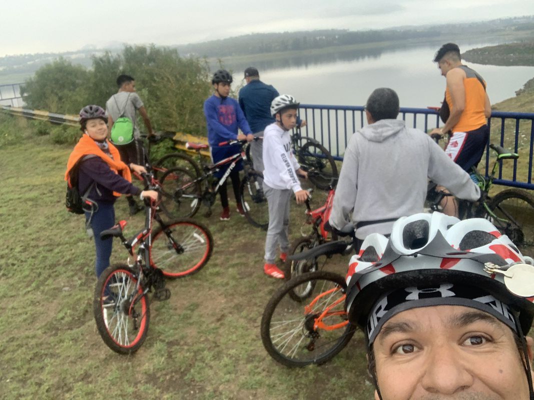 Across Border line 👨🏽‍🦼🚵