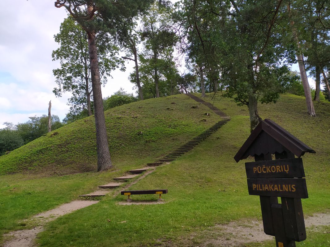 namai Pūčkorių piliakalnis-žemasis pavilnys