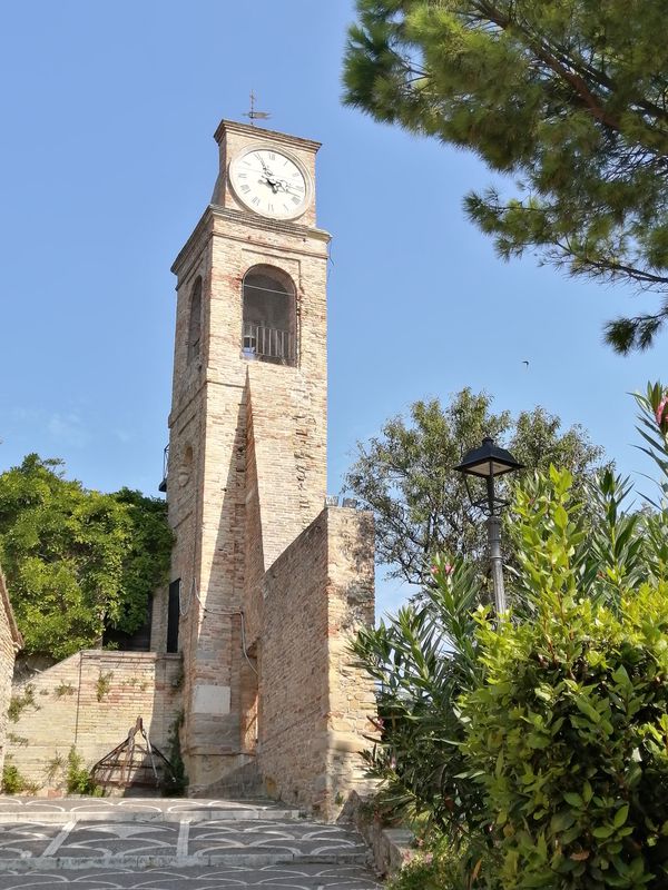 Da Viale Trieste 77, Pesaro a Via de Edmondo Amicis 4, Fiorenzuola di Focara