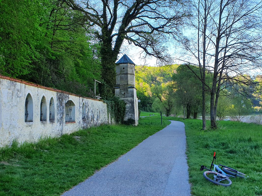 Keltentor, Waldkapelle, Röm. Wachturm, Höhlenkirche