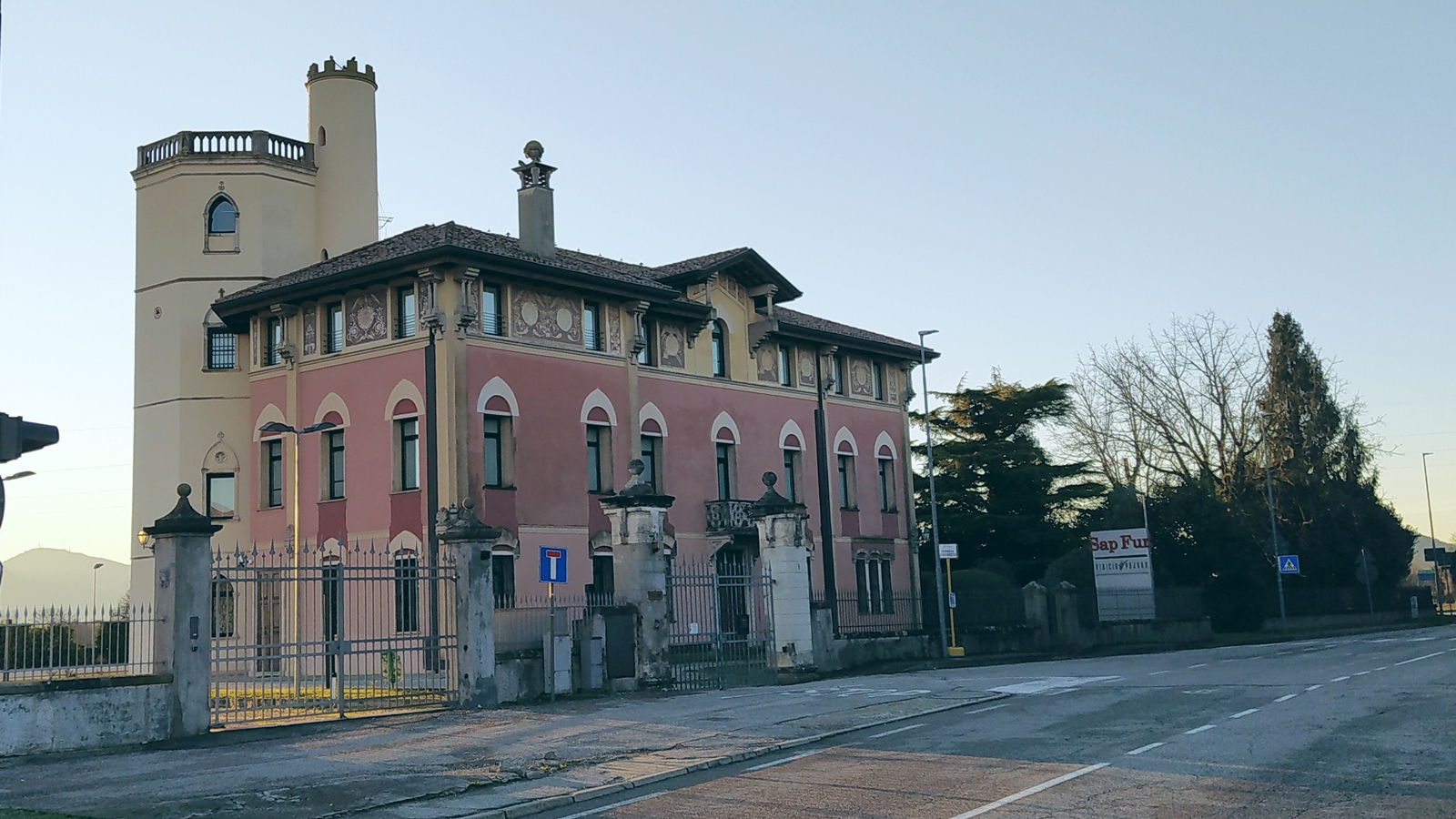 Hebe Bild 8 entlang der Bikemap-Route "Paesaggio rurale di Abano Terme percorso n°1" hervor