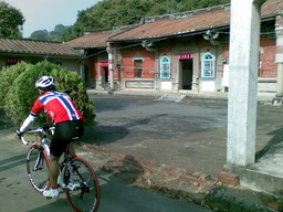 Hebe Bild 10 entlang der Bikemap-Route "ERS 鳳梨山 (實騎版)-11-03-19" hervor