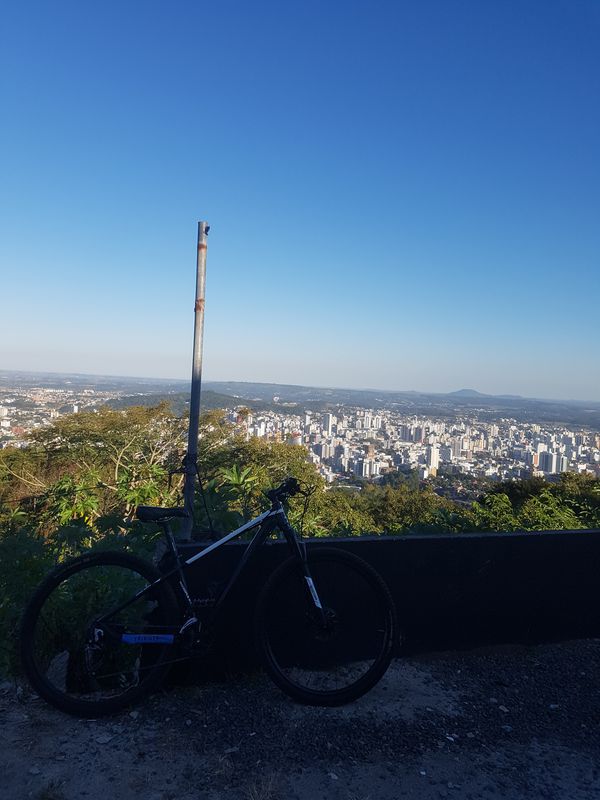 Sobe montanha, desde montanha e volta centro