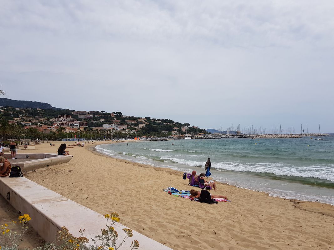 De Avenue des Martyrs de la R茅sistance 4, Le Lavandou 脿 Avenue de la Mer 160, Bormes-les-Mimosas