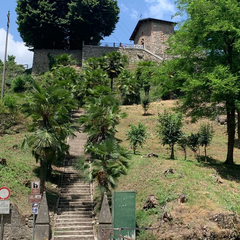 Da Via Brianza 2, Imbersago a Via Brianza 4, Imbersago