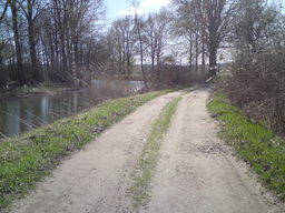 Hebe Bild 36 entlang der Bikemap-Route "Niederfinow Schiffshebewerk Tour" hervor