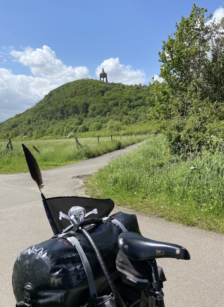 Hebe Bild 4 entlang der Bikemap-Route "14/16 Hameln (Schutzhütte Tünder) - Hagenburg (Steinhuder Meer)" hervor