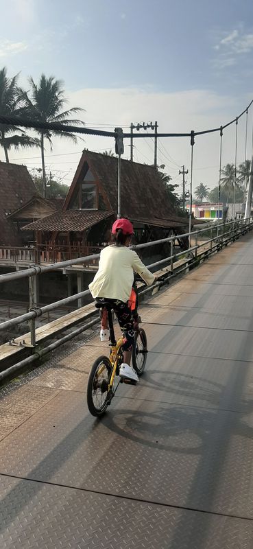sepeda pagi Queena
