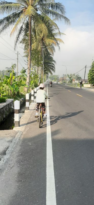 sepeda pagi Queena