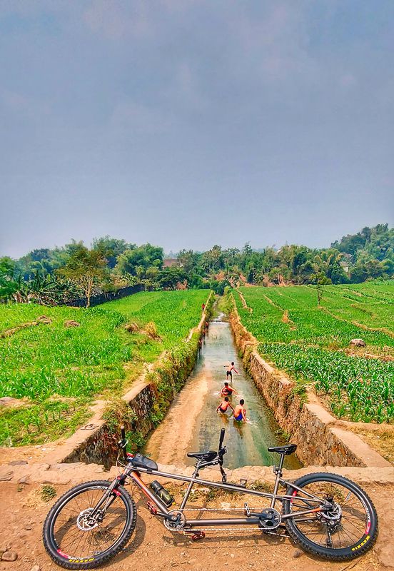 santuy ride ! Jalan Raya Kletek 99, Kecamatan Taman to Jalan Bratang Gede VI H 82, Kecamatan Wonokromo