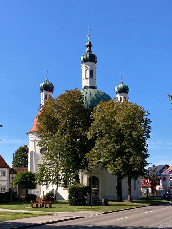 Sozialstation Augsburg am Lech über Wiesen und Felder nach zurück Augsburg