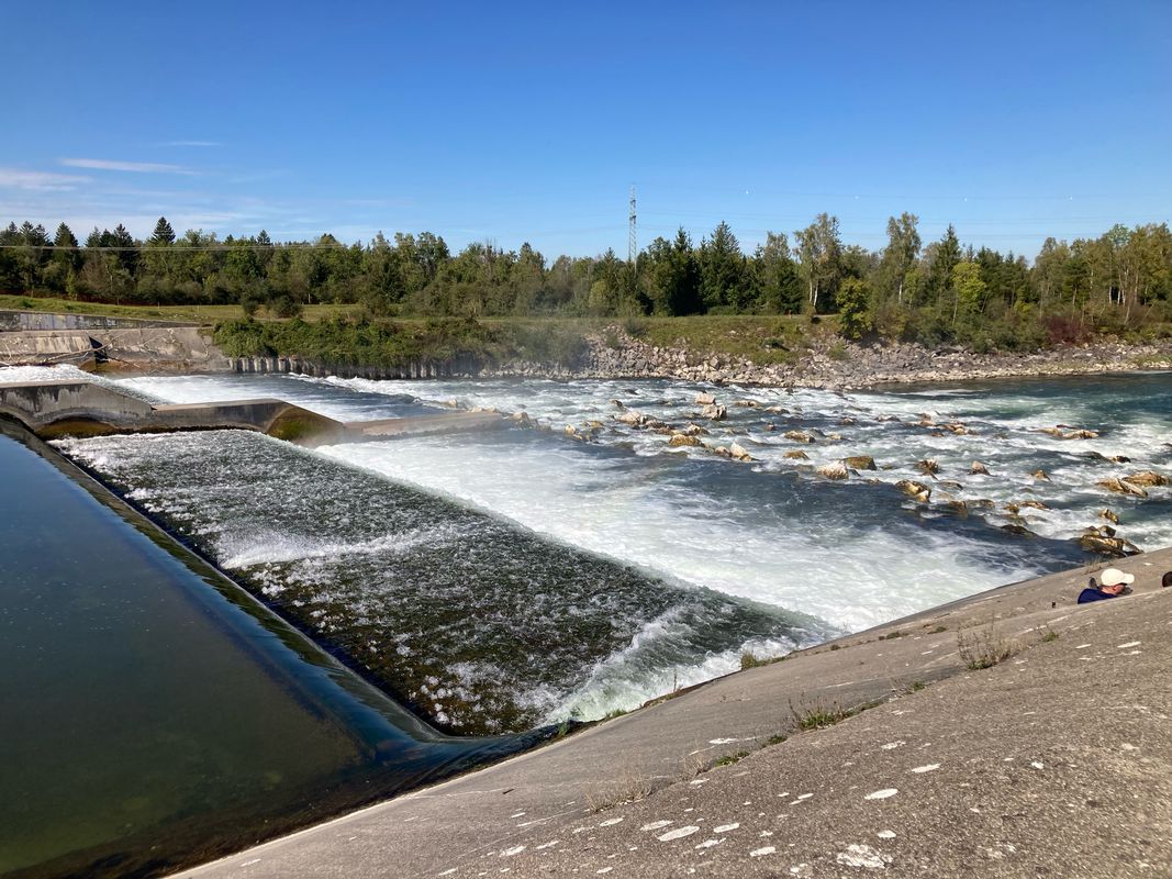 Sozialstation Augsburg am Lech über Wiesen und Felder nach zurück Augsburg