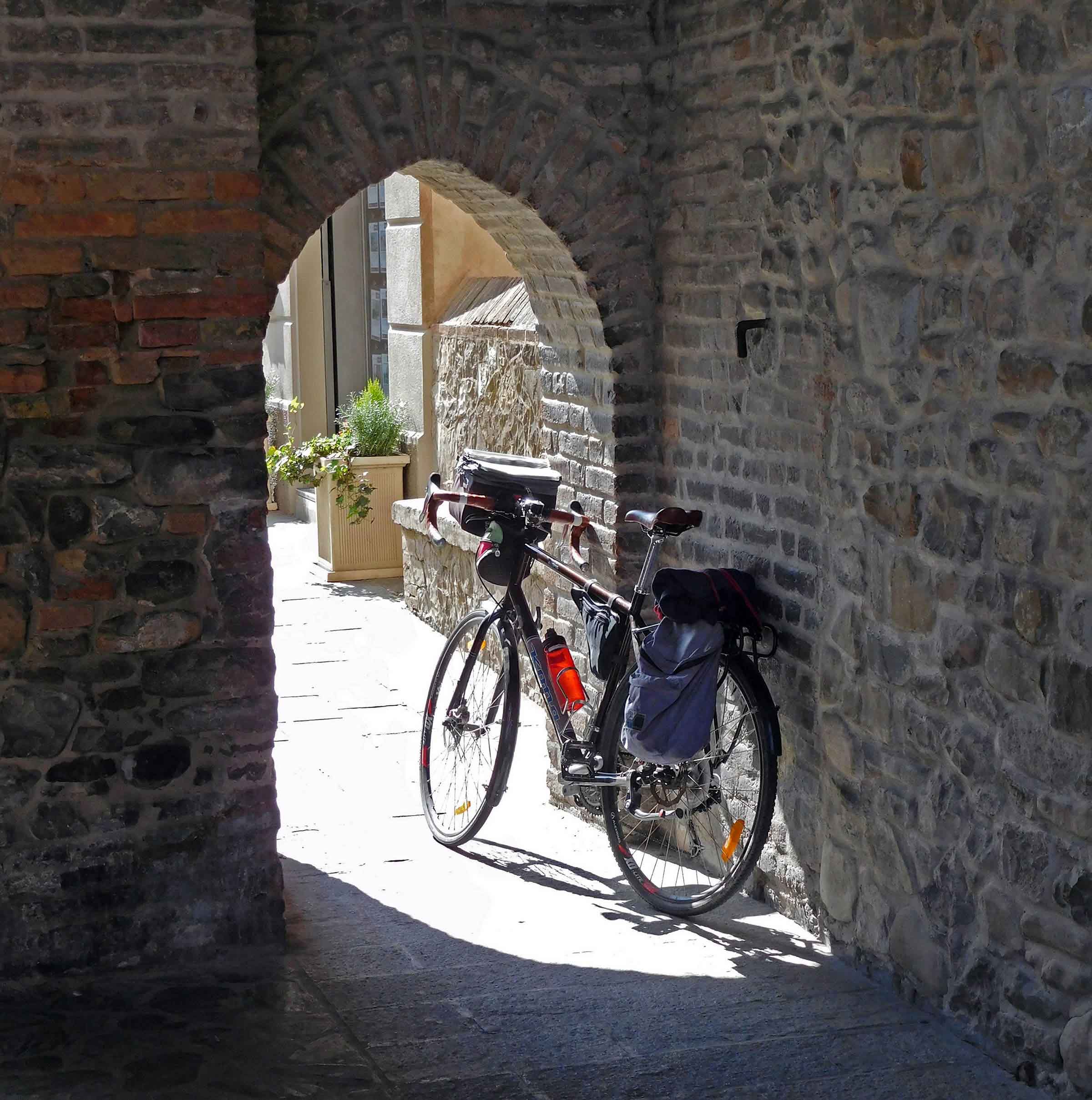 Hebe Bild 5 entlang der Bikemap-Route "Castelli fra Parma e Reggio Emlia" hervor