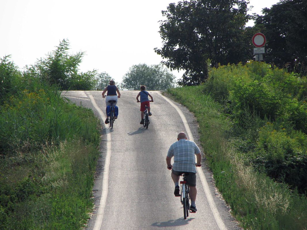 Famiglie in bici, fiume Taro in pianura (Pr)